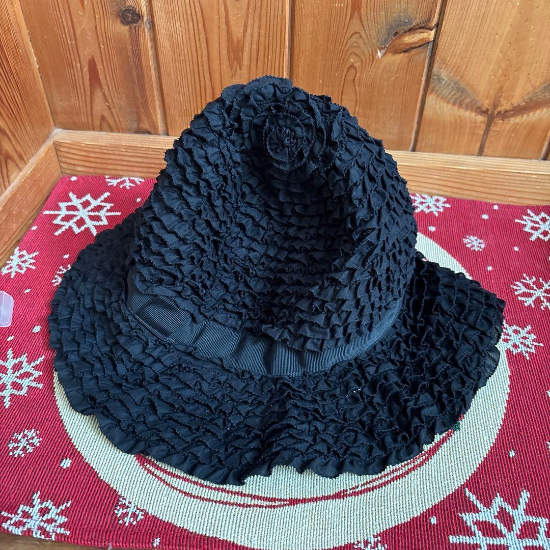 黒いフリルデザインのカジュアルハットワンダフルワールドピコフリル帽子