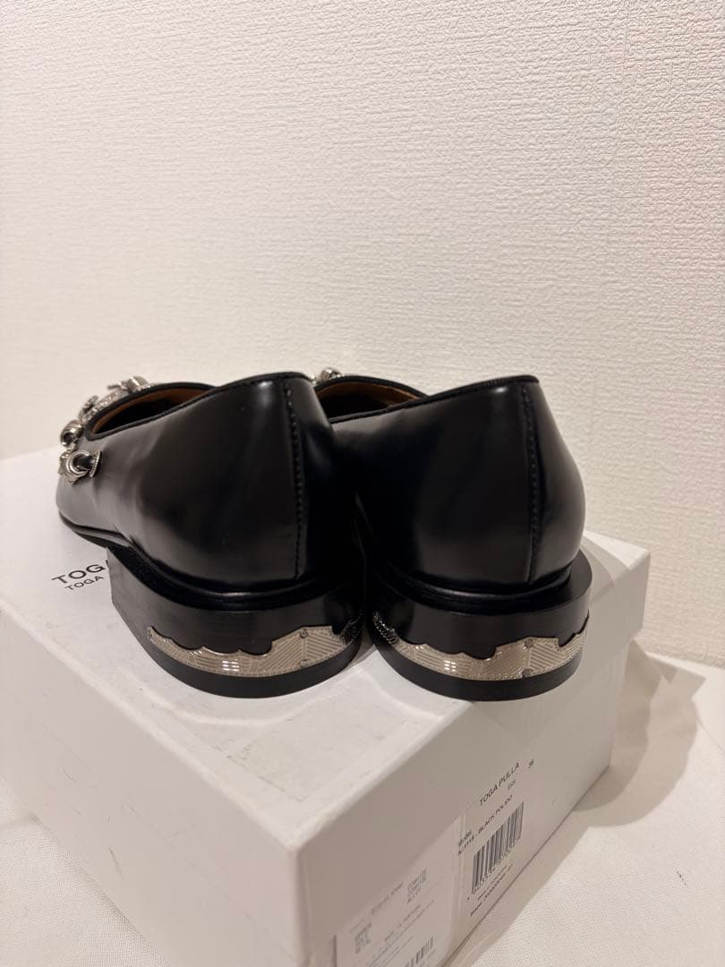 TOGA PULLAトーガ ポリッド パンプス ラウンドトゥ ローヒールスタッズ