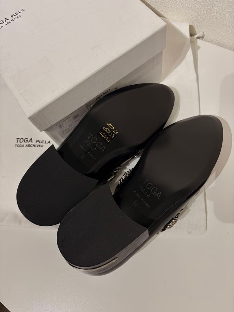 TOGA PULLAトーガ ポリッド パンプス ラウンドトゥ ローヒールスタッズ