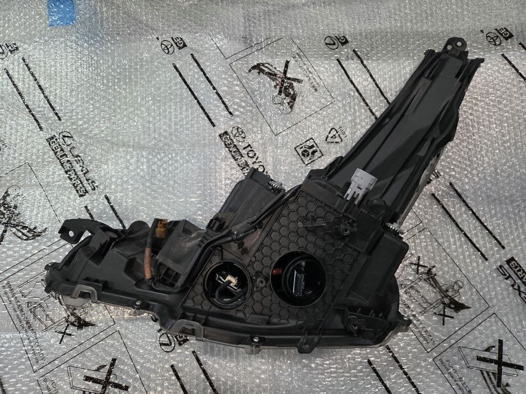 【美品】　トヨタ　50系プリウス　50系後期　右ヘッドライト