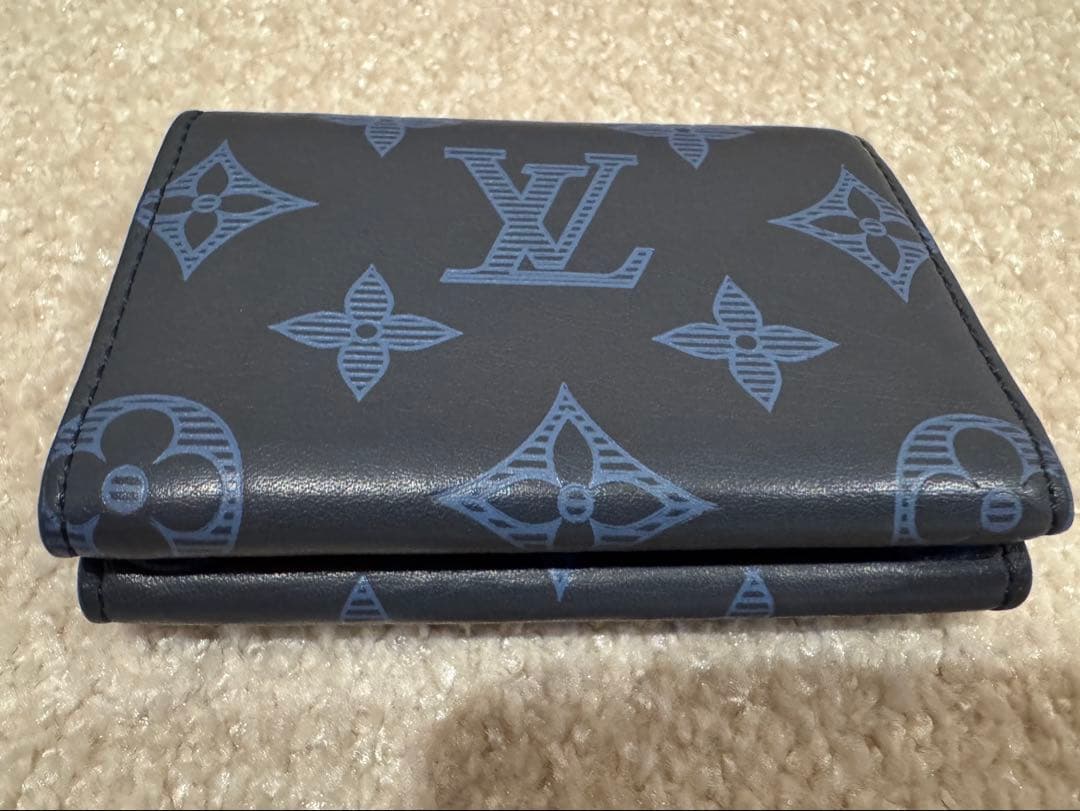 ルイヴィトン ディスカバリーコンパクト モノグラム シャドウ ネイビー 財布