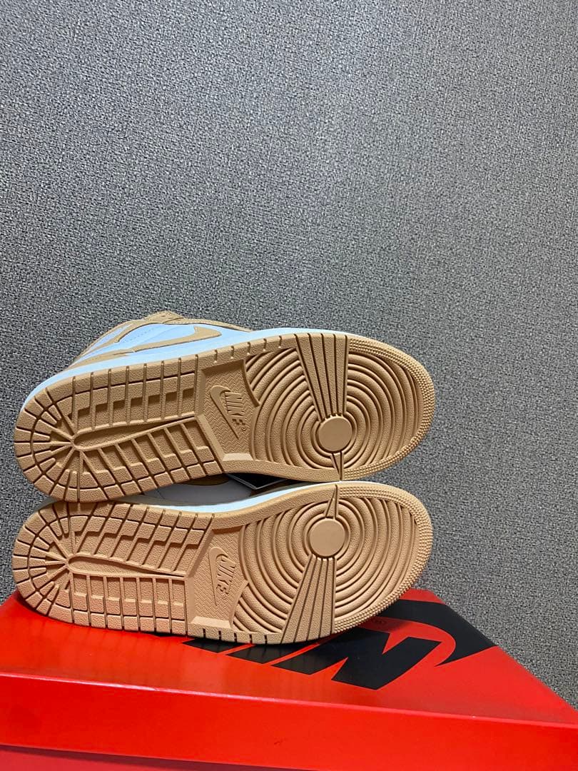 NIKE ナイキ　エアジョーダン1 ハイ　プラリネ　ホワイト　ベージュ　白