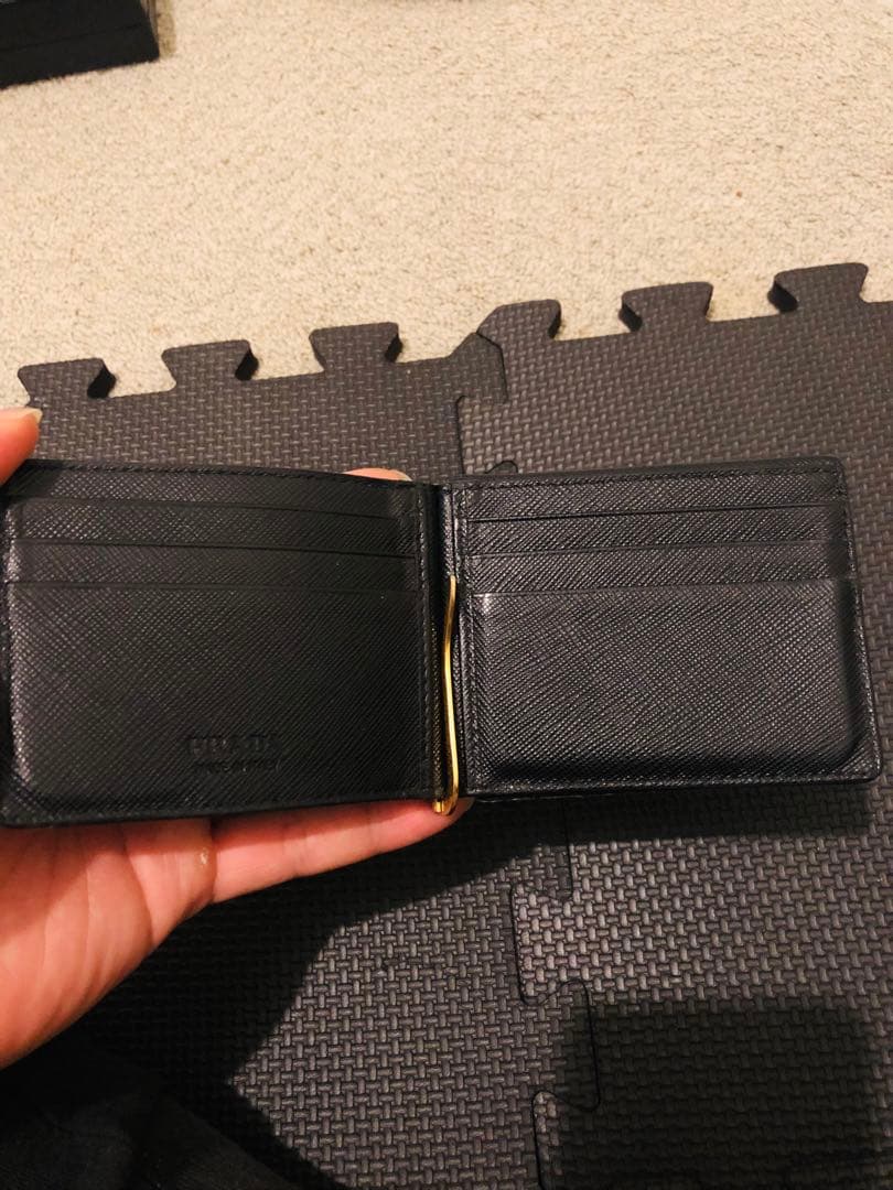 プラダ　マネークリップ　折り財布　ブラック