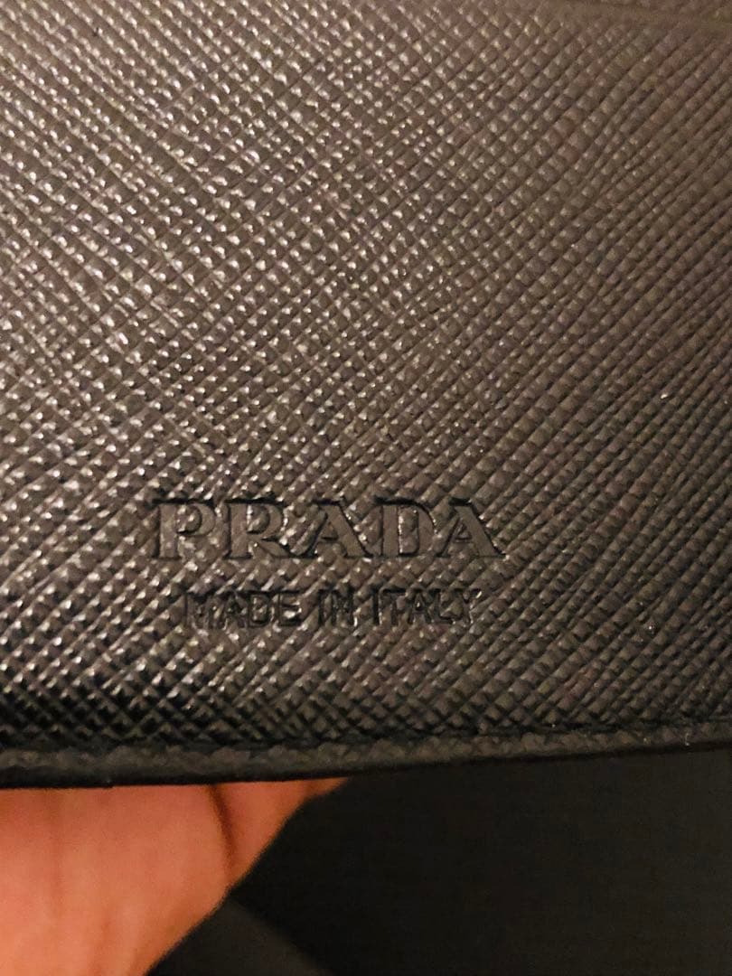 プラダ　マネークリップ　折り財布　ブラック