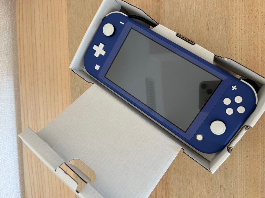 ニンテンドースイッチライト(ゼルダの伝説ブレスオブザワイルドのソフト付き)