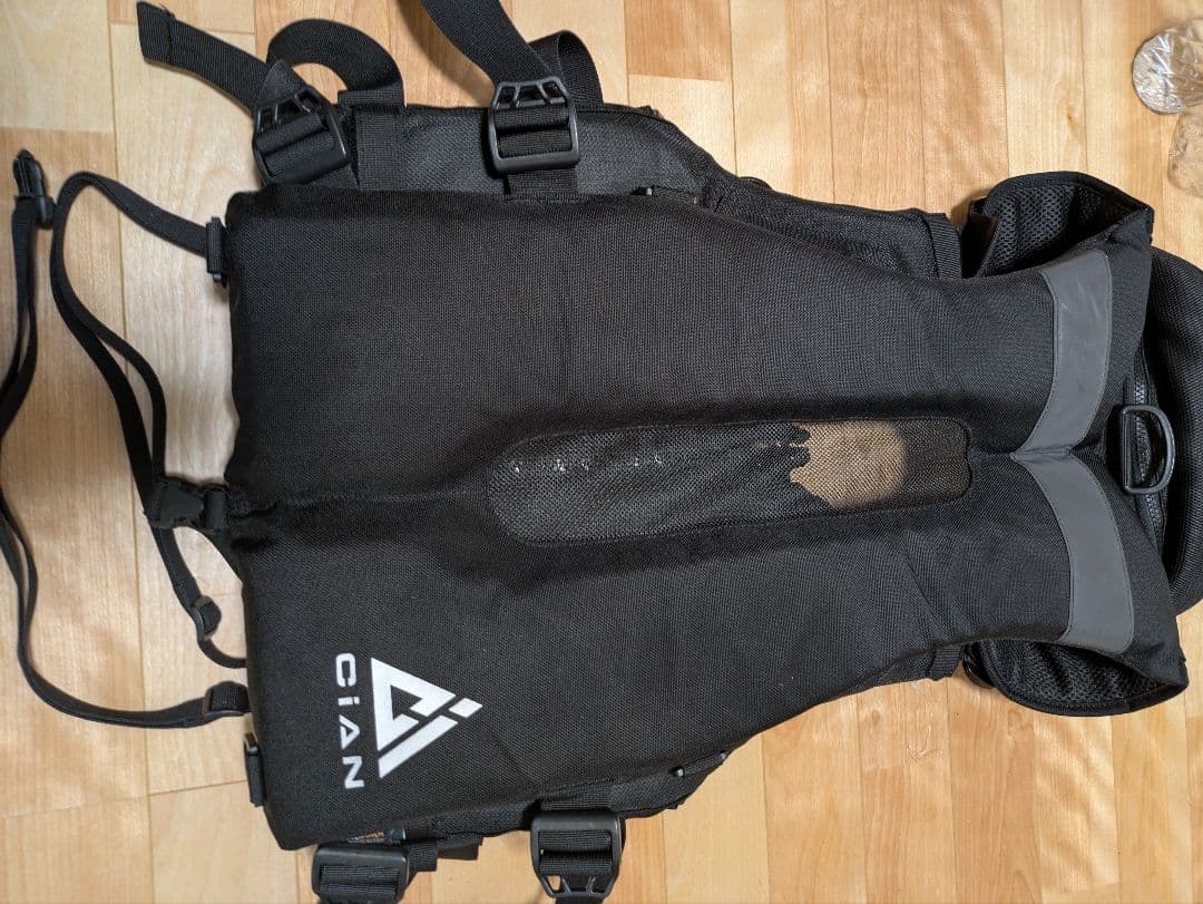 CIAN ブラック フローティングベスト