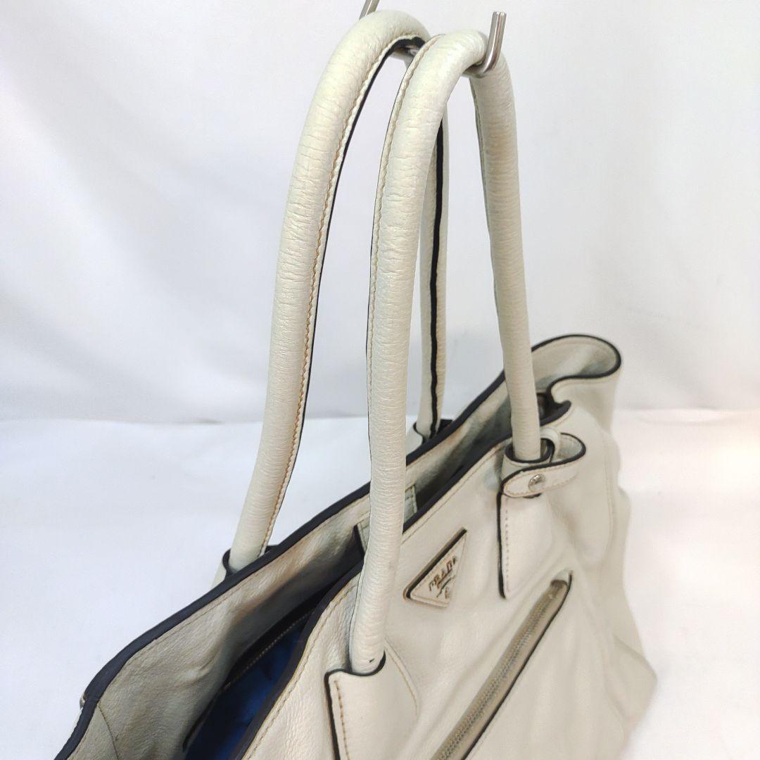 プラダ トートバッグ 2way ショルダー レザー A4可 肩掛け 白 ギャラ付
