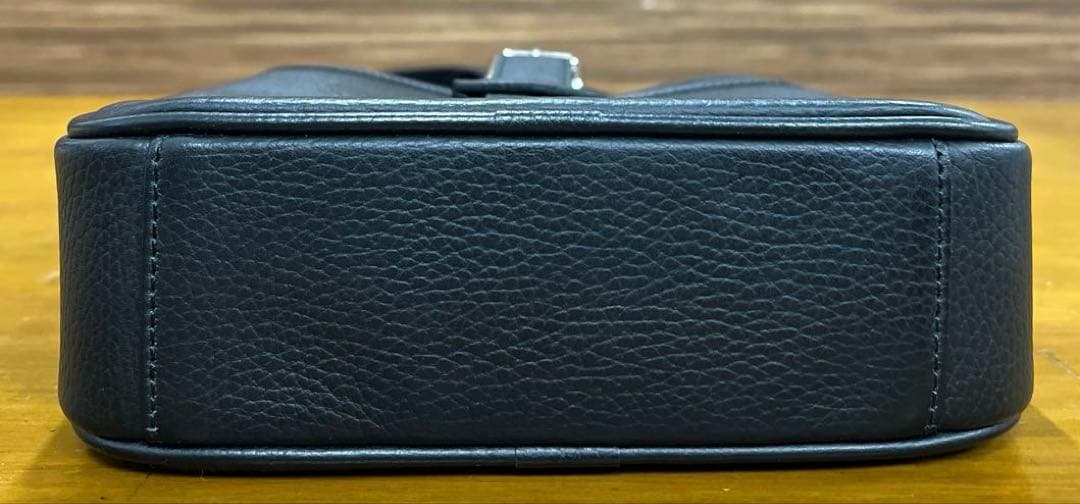 美品　バーバリー　ショルダーバッグ　斜め掛け　レザー　ブラック　レディース