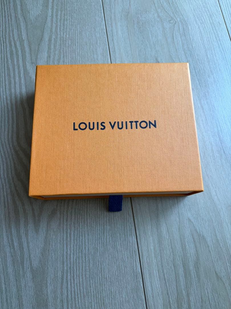 ルイヴィトン ヴィエノワ モノグラム ヴェルニ 折り財布