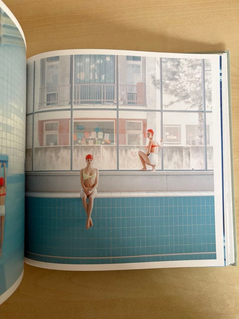 アート・デザイン・音楽 Swimming Pool Maria Savarbova