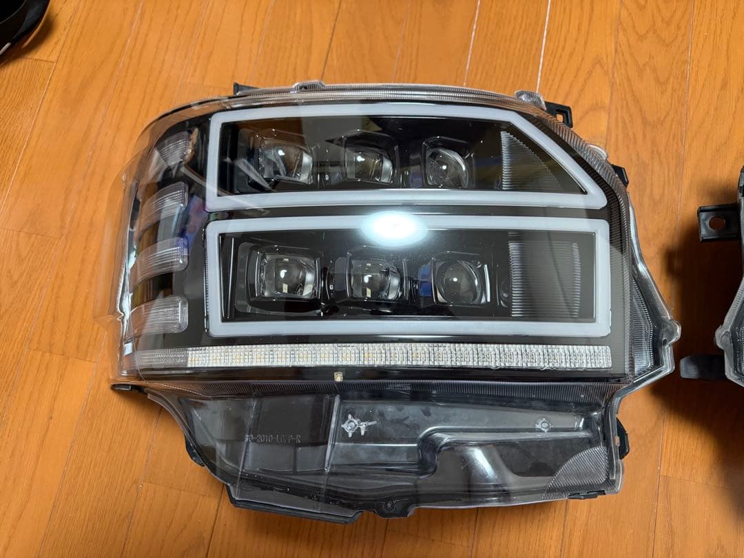 ハイエース　ヴァレンティValenti 6眼ヘッドライト　超美品！付属品未使用！