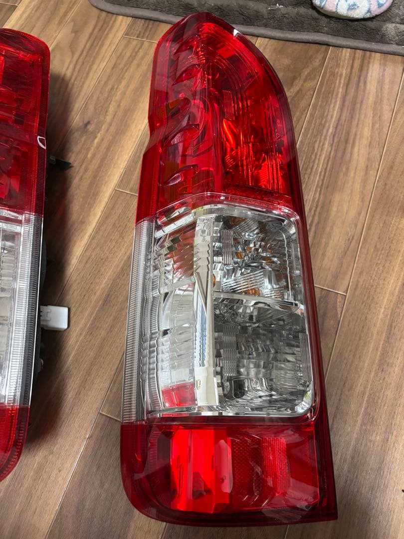 ハイエース6型 純正テールランプ