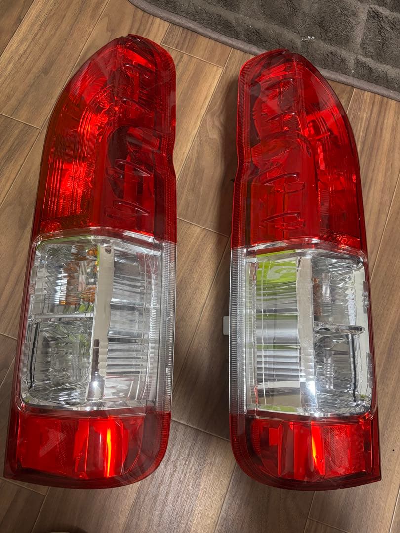 ハイエース6型 純正テールランプ