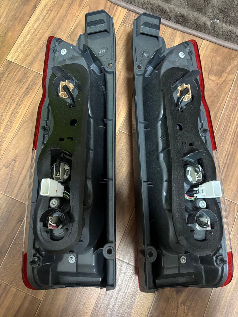 ハイエース6型 純正テールランプ