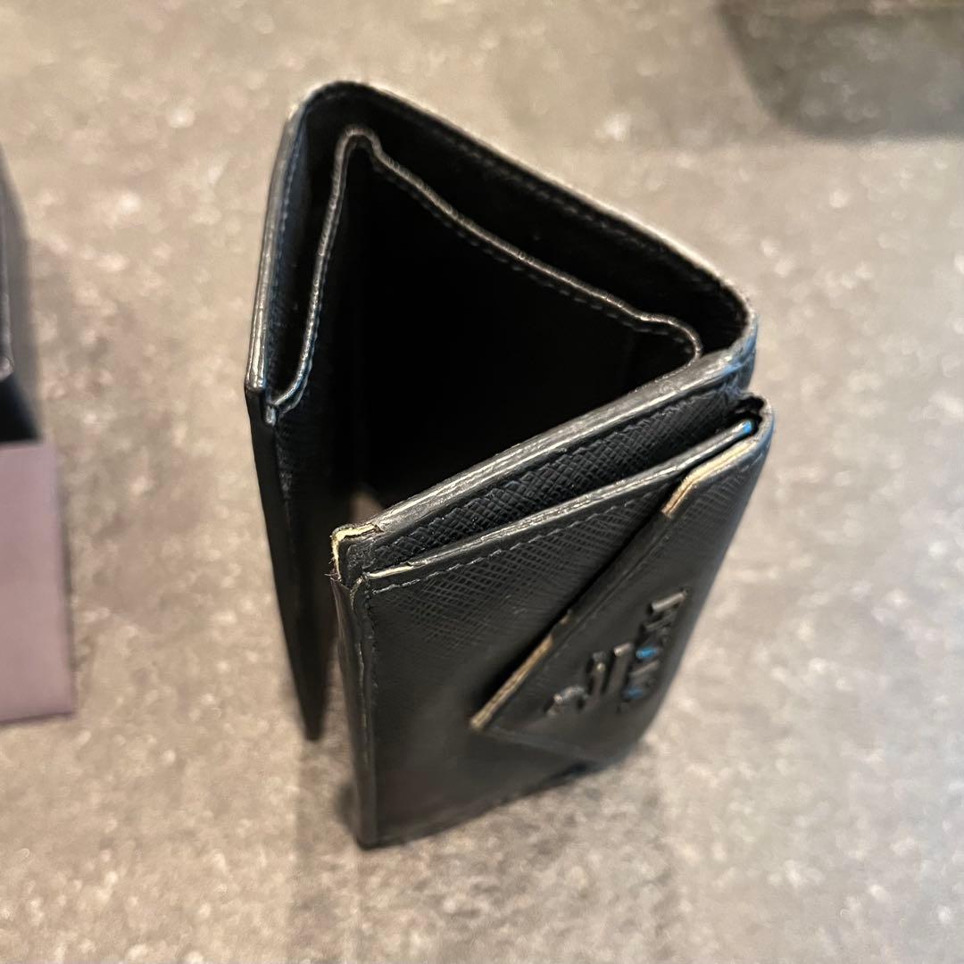 PRADA ブラック 三つ折り財布 サフィアーノレザー