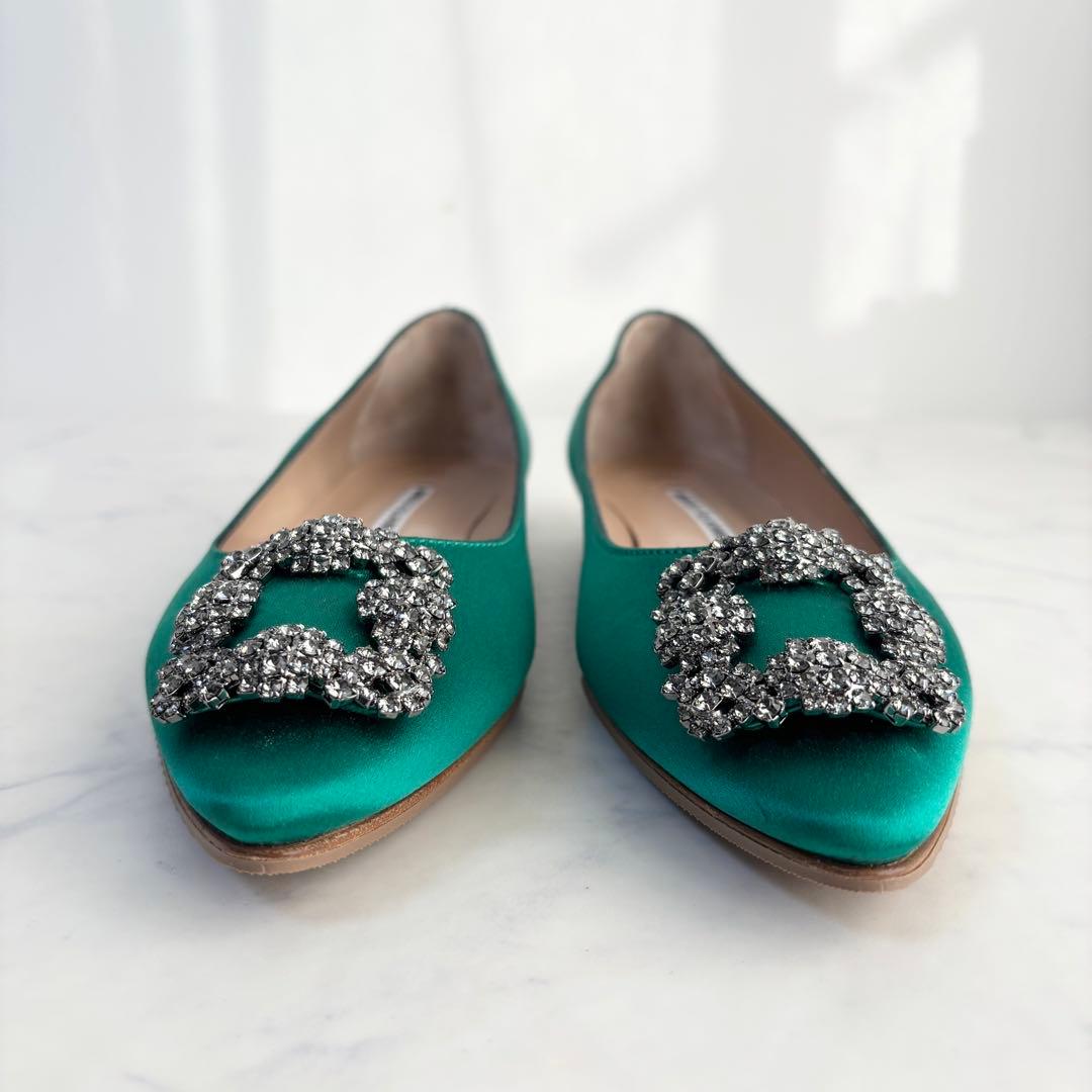 極美品 マノロブラニク 38 ハンギシ サテン フラットパンプス ビジュー 緑