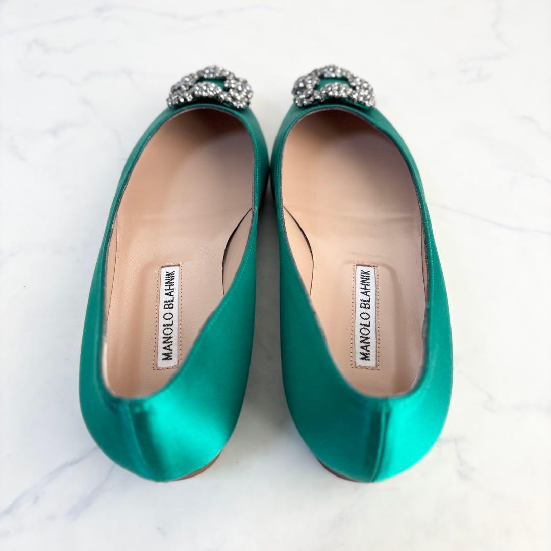 極美品 マノロブラニク 38 ハンギシ サテン フラットパンプス ビジュー 緑