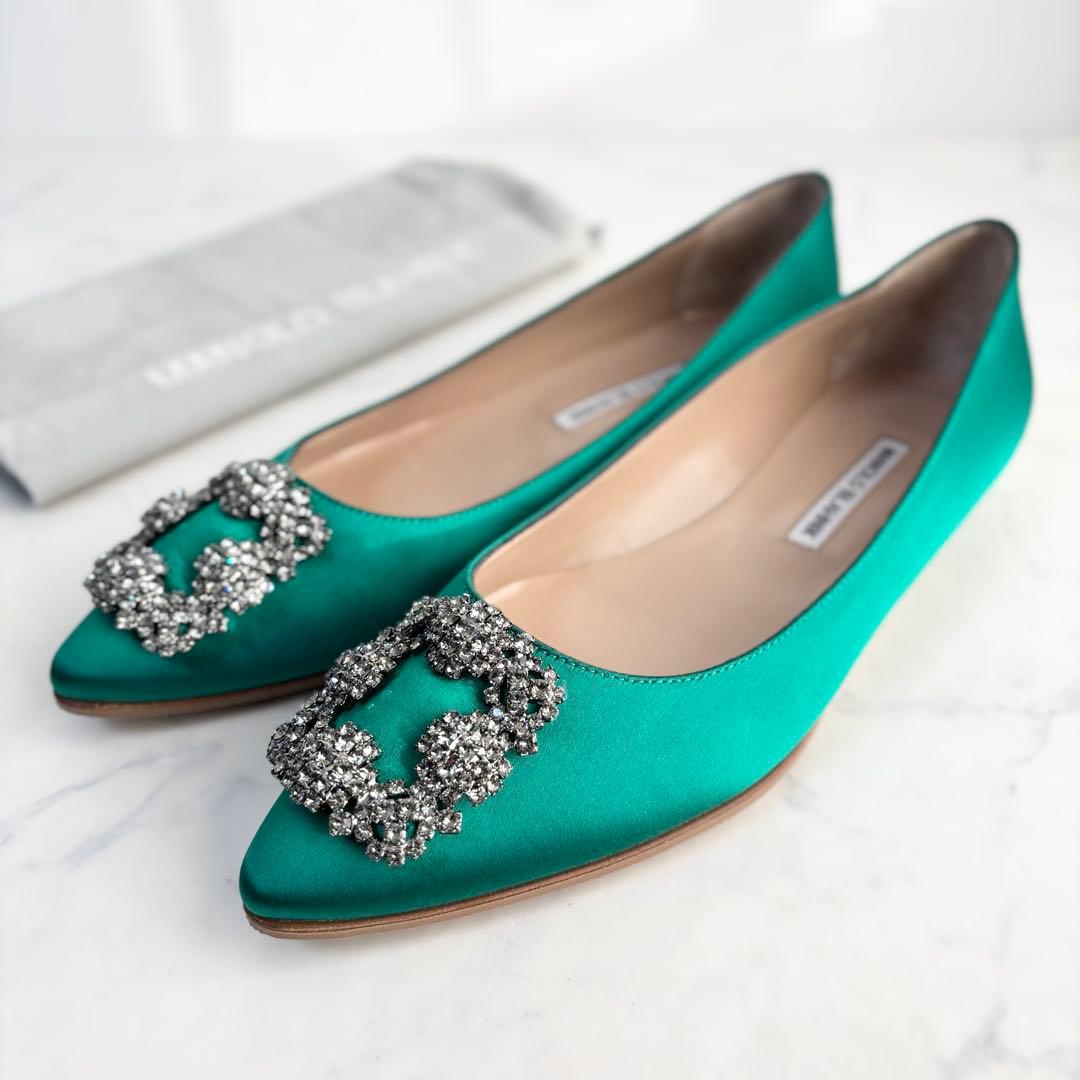 極美品 マノロブラニク 38 ハンギシ サテン フラットパンプス ビジュー 緑