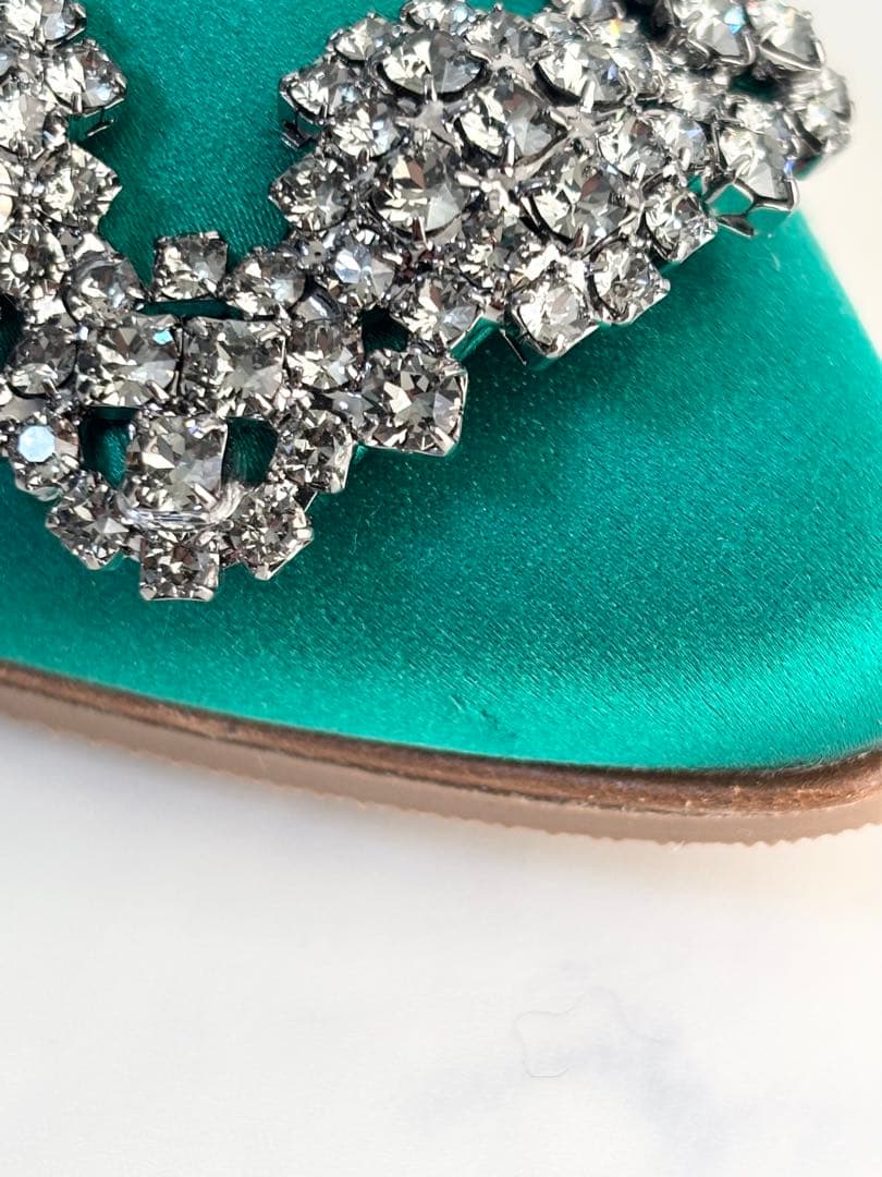 極美品 マノロブラニク 38 ハンギシ サテン フラットパンプス ビジュー 緑