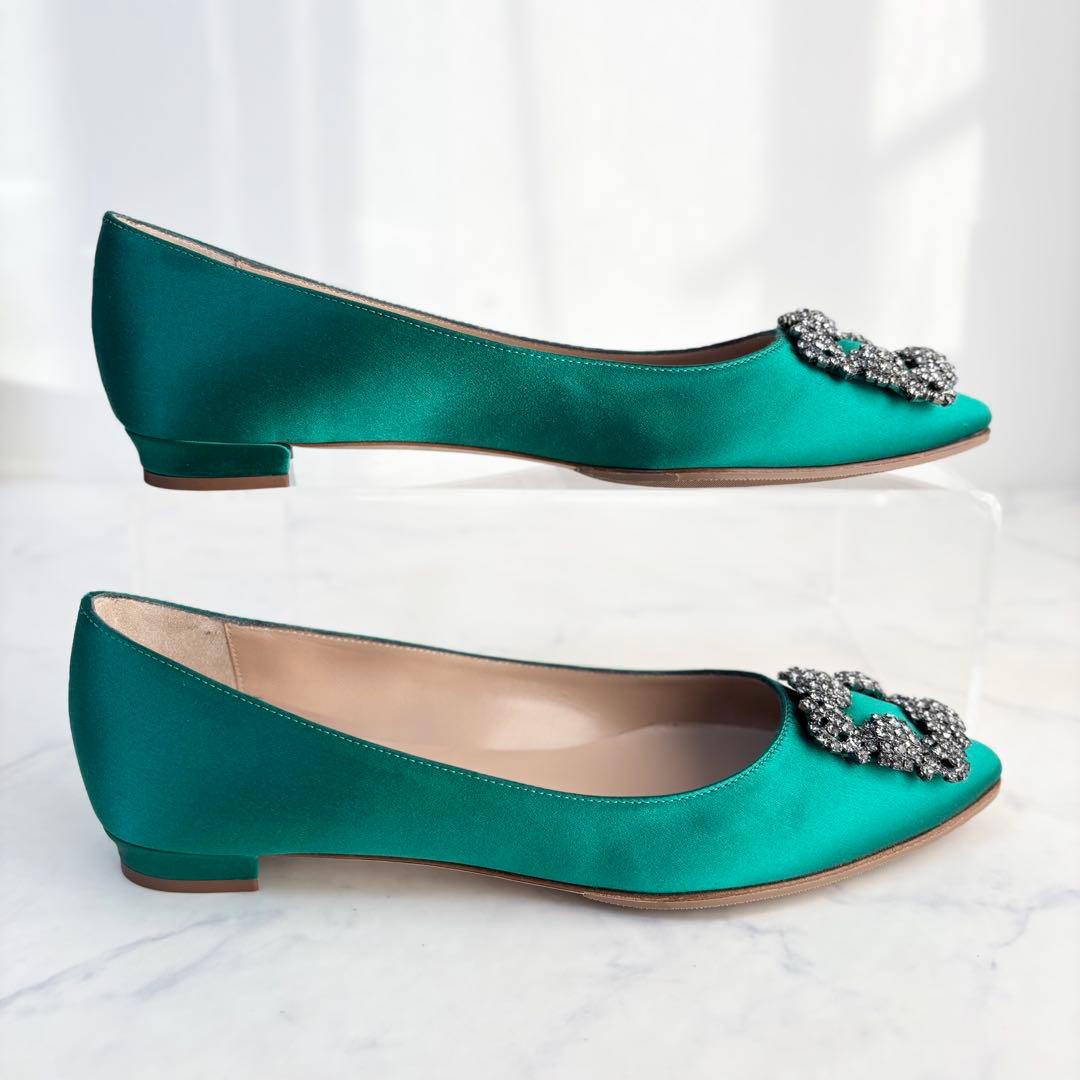 極美品 マノロブラニク 38 ハンギシ サテン フラットパンプス ビジュー 緑
