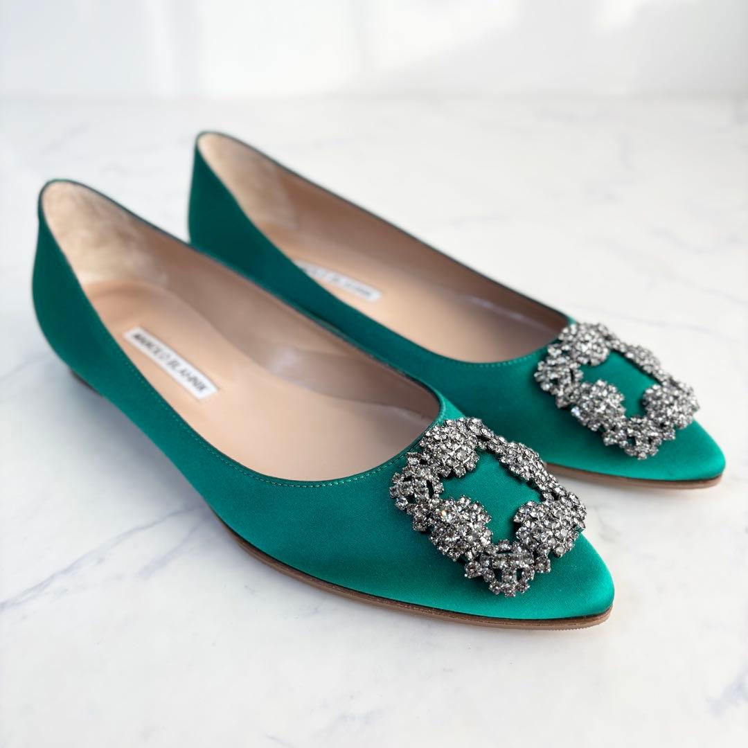 極美品 マノロブラニク 38 ハンギシ サテン フラットパンプス ビジュー 緑