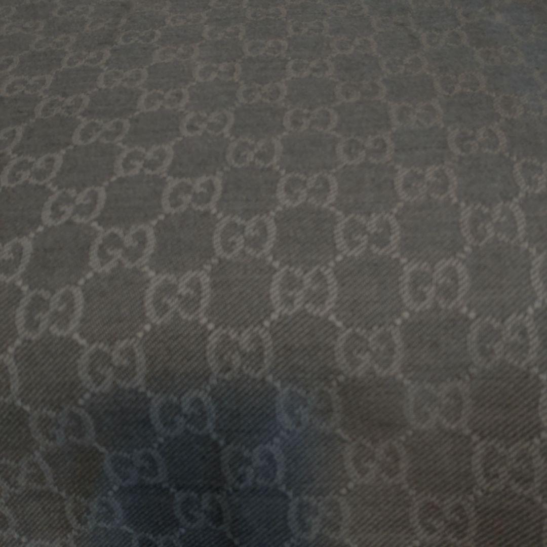 GUCCI グレー ロゴマフラー