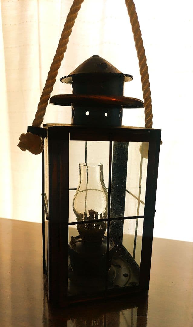 アンティークオイルランタンになります4面をガラスで照らしてくれます★