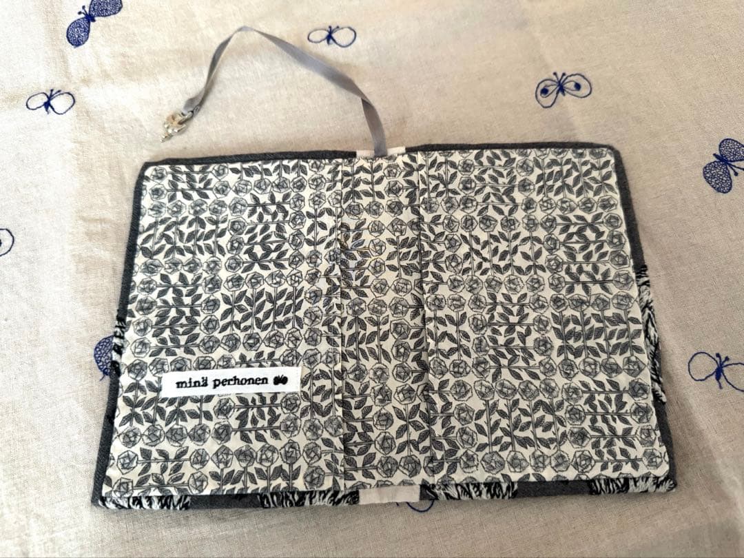 ミナペルホネン wolf & flowerブックカバー