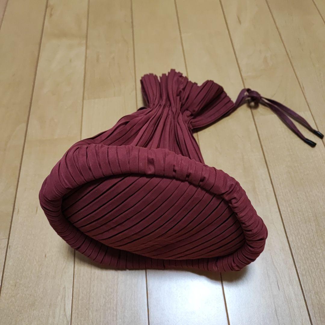 イッセイミヤケ　プリーツプリーズ　バーガンディ プリーツ巾着バッグ