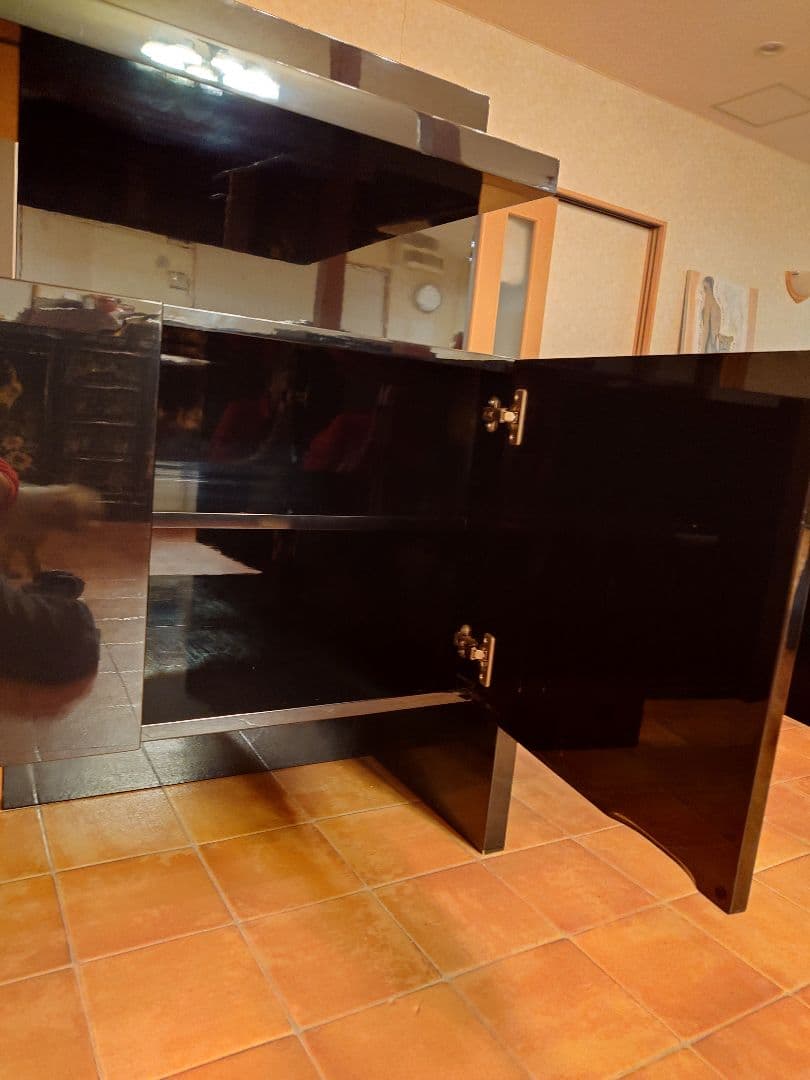 お洒落な黒のモダンキャビネット　飾り棚　 4扉