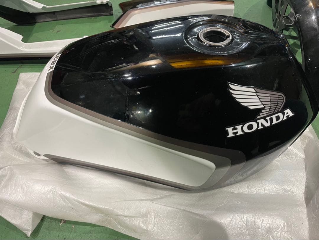 ホンダ CBX400F 外装一式　白黒2型使用