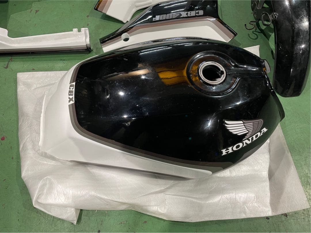 ホンダ CBX400F 外装一式　白黒2型使用
