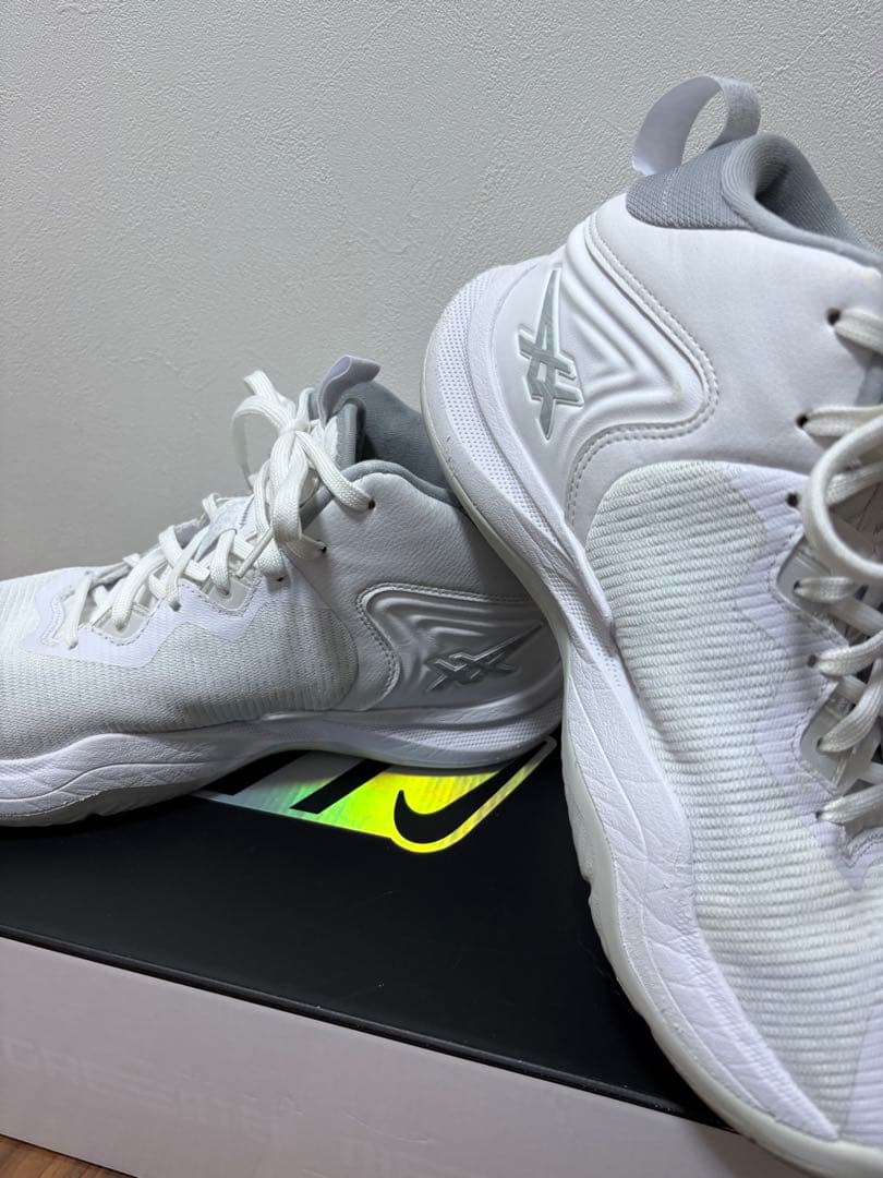 【美品】アシックス NOVA SURGE 3 ノヴァサージ3 バッシュ　ホワイト