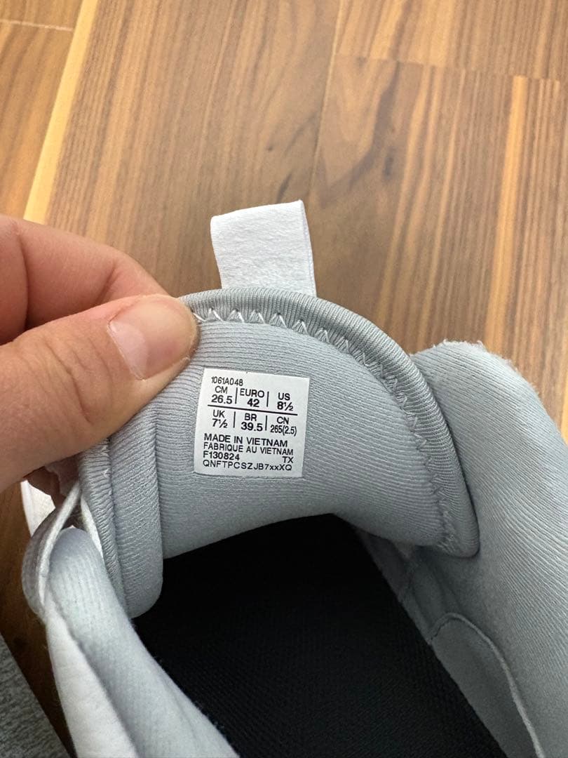 【美品】アシックス NOVA SURGE 3 ノヴァサージ3 バッシュ　ホワイト