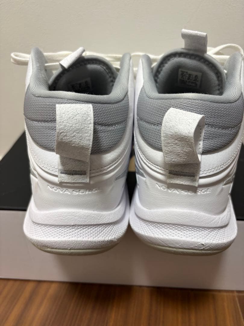 【美品】アシックス NOVA SURGE 3 ノヴァサージ3 バッシュ　ホワイト