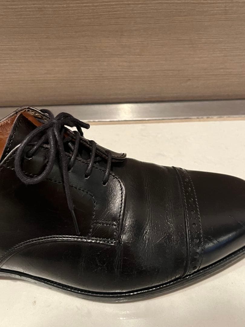 トリッカーズの外羽根ストレートチップ