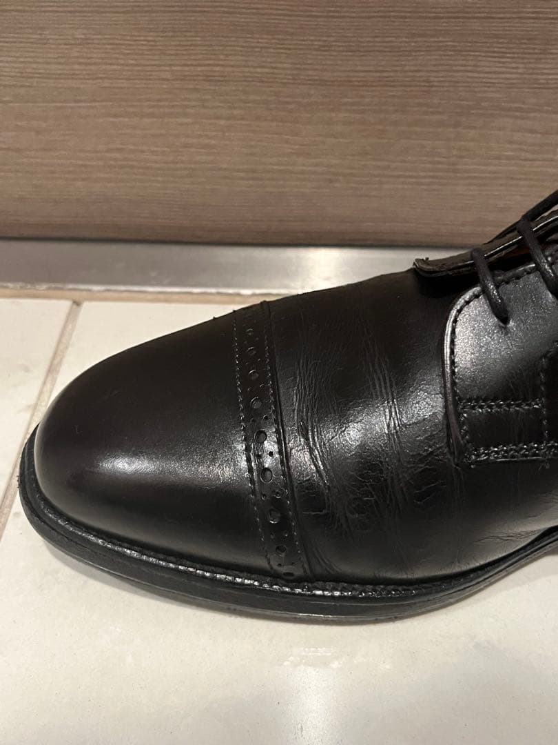 トリッカーズの外羽根ストレートチップ