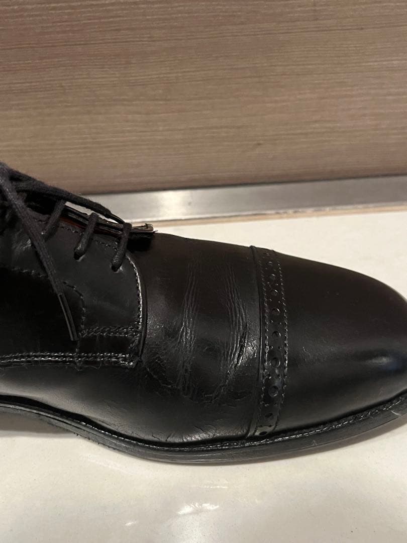 トリッカーズの外羽根ストレートチップ