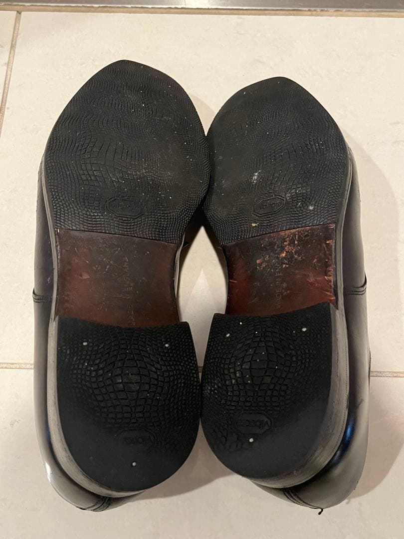 トリッカーズの外羽根ストレートチップ