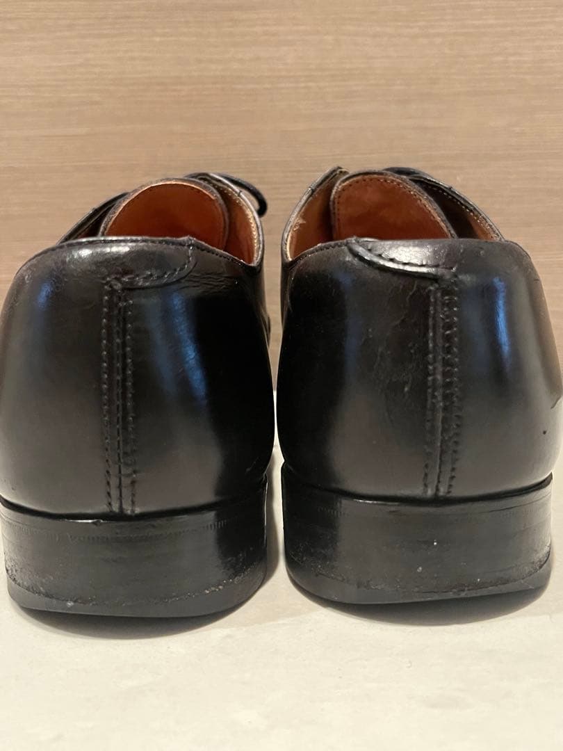 トリッカーズの外羽根ストレートチップ