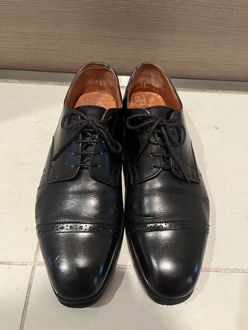 トリッカーズの外羽根ストレートチップ