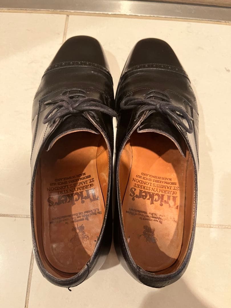 トリッカーズの外羽根ストレートチップ