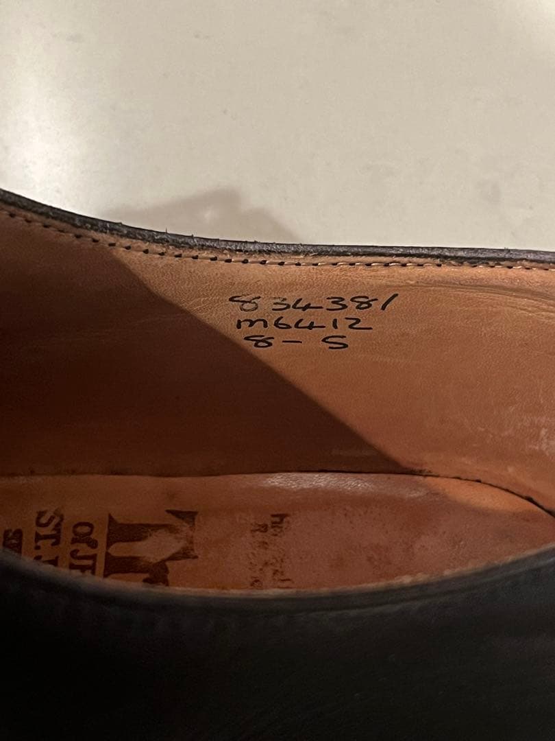 トリッカーズの外羽根ストレートチップ