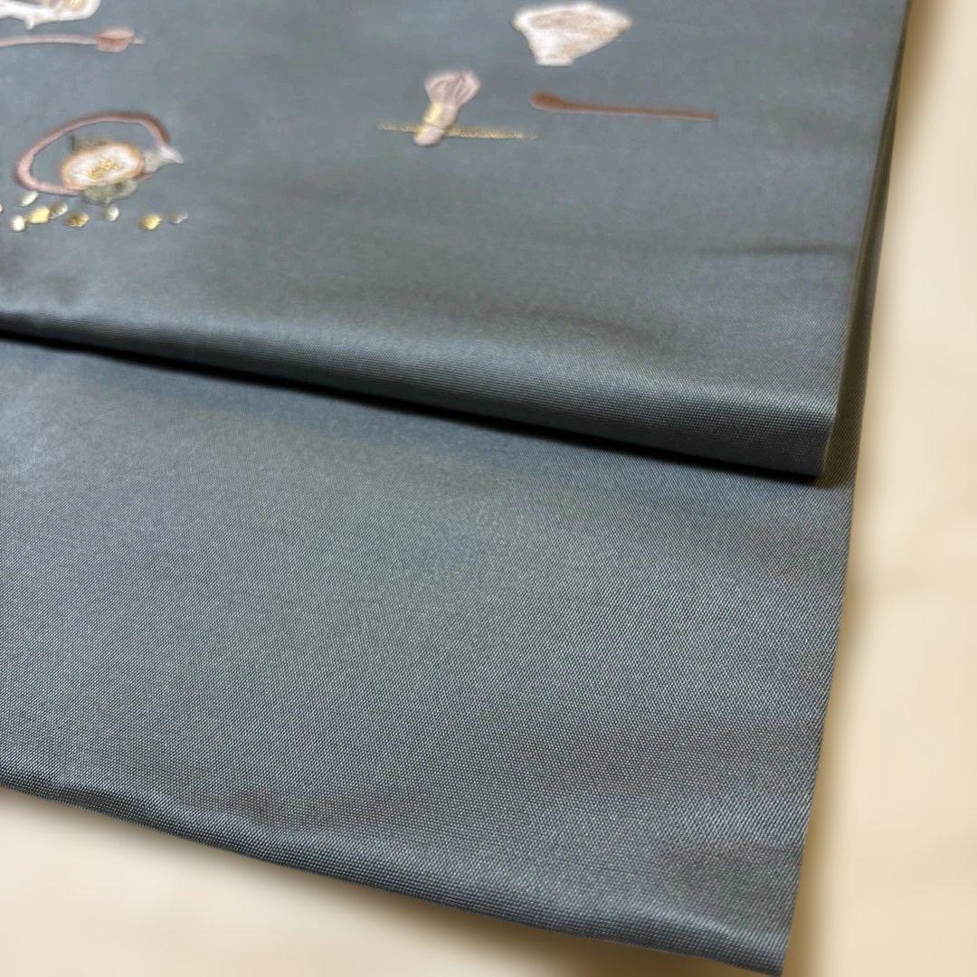 名古屋帯　刺繍　お茶道具尽くし 伝統色　湊鼠　お茶のお稽古　はんなり　可愛い⭐️