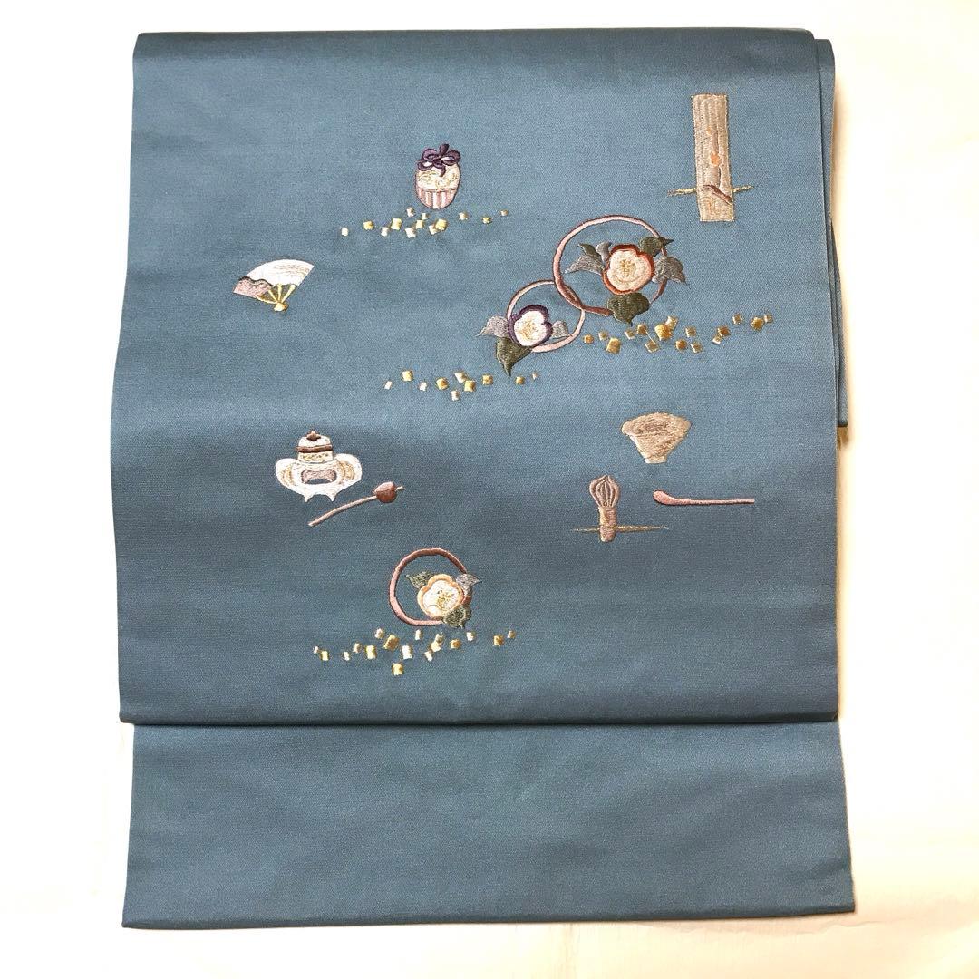 名古屋帯　刺繍　お茶道具尽くし 伝統色　湊鼠　お茶のお稽古　はんなり　可愛い⭐️