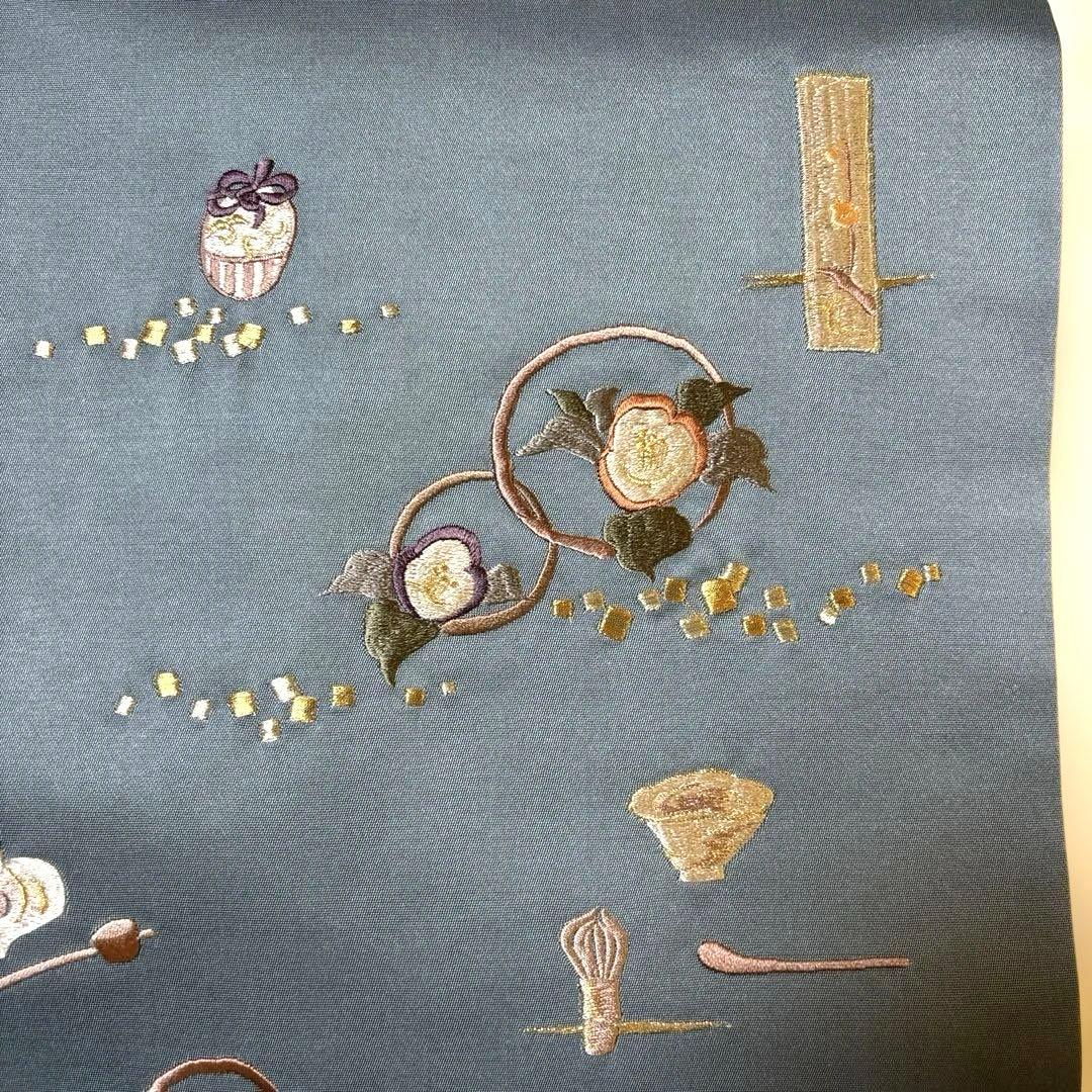 名古屋帯　刺繍　お茶道具尽くし 伝統色　湊鼠　お茶のお稽古　はんなり　可愛い⭐️