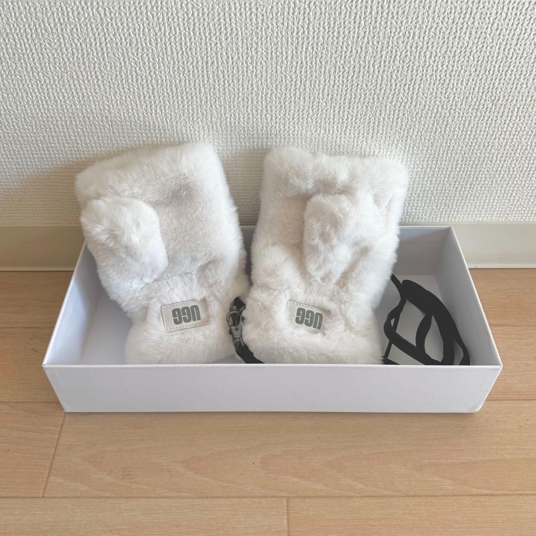 【新品 箱・タグ付き】 UGG ホワイト ファー 手袋 グローブ ストラップ付き