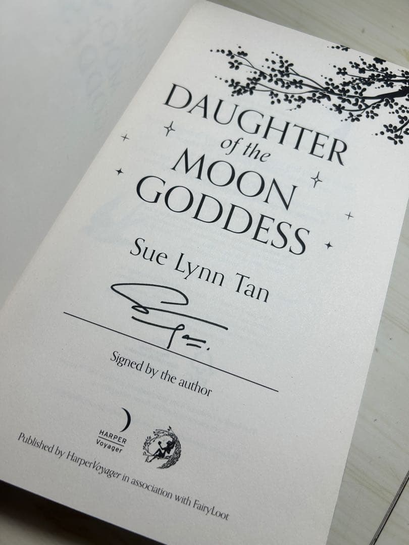 洋書 Daughter of the moon godness (Fairyloot)