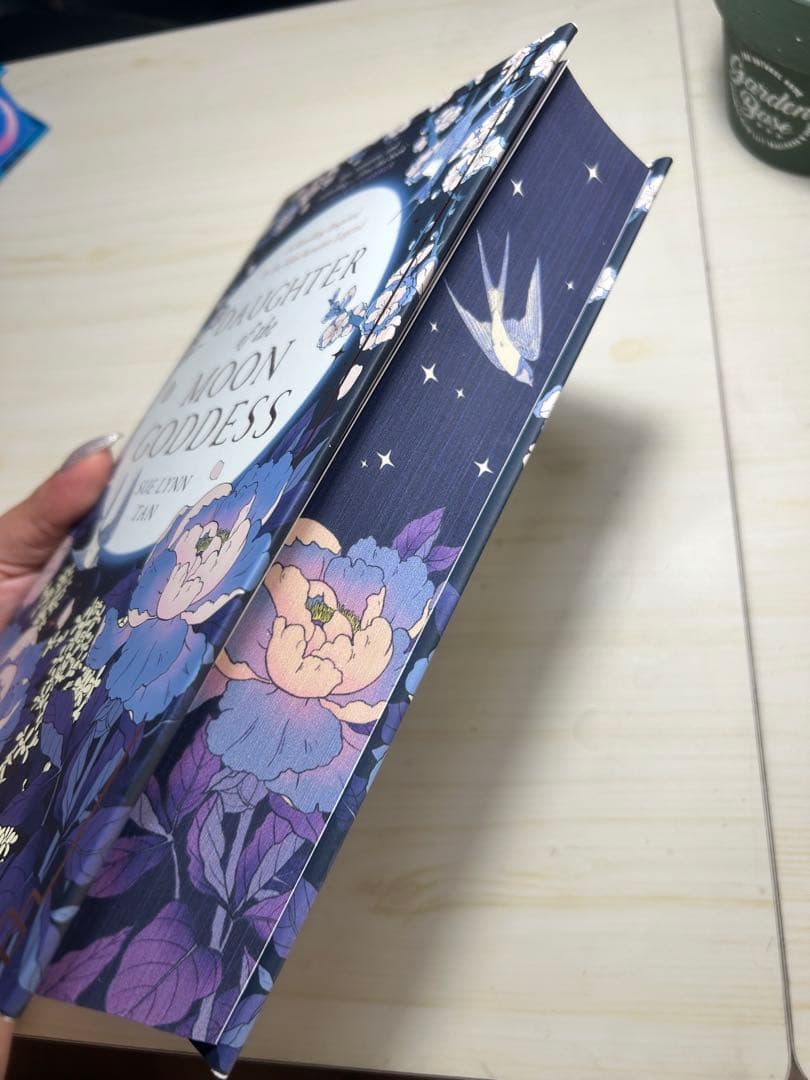 洋書 Daughter of the moon godness (Fairyloot)