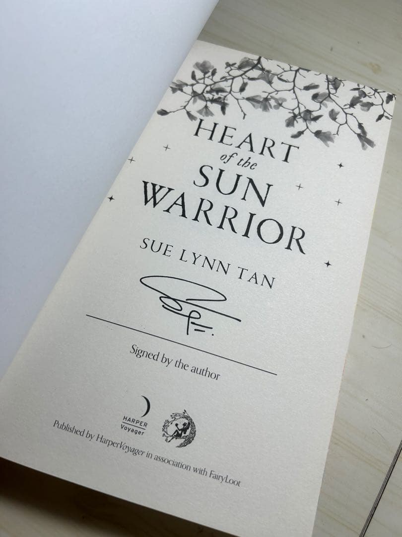 洋書 Daughter of the moon godness (Fairyloot)